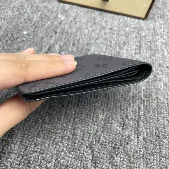 100% Authentic Louis Vuitton Leather Men's Wallet - Picture 4 of 12